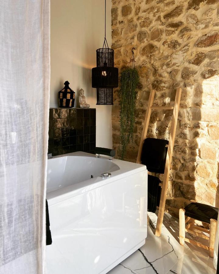 La Planque - Chambres avec Jacuzzi Fleury-en-Biere Exterior foto